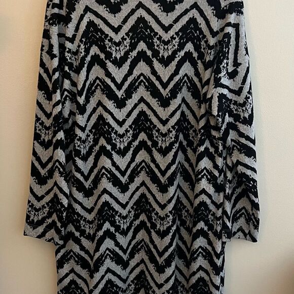 😊 3/$30
NWT 1X Long Knit Cardigan by Brittany Black grey/black chevron pattern - Picture 13 of 13
